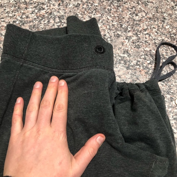 Lululemon relaxed fix charcoal pants size 8 - Picture 4 of 8